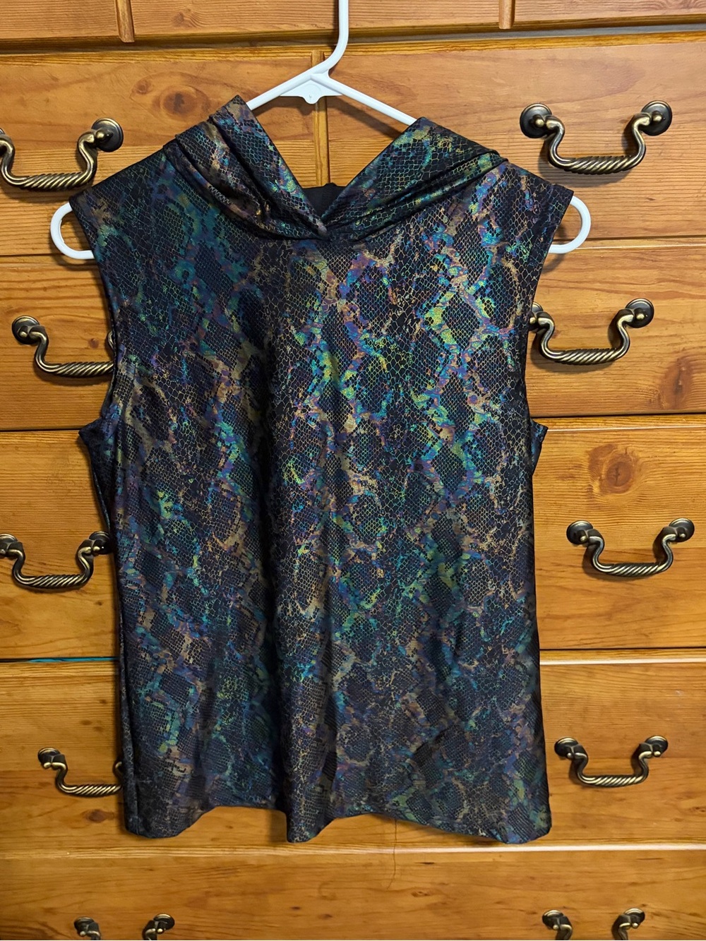 Sleeveless Hooded Snake-Print Camisole in Black and Green